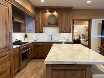 Luxury Suite, 3 Bedrooms, Hot Tub