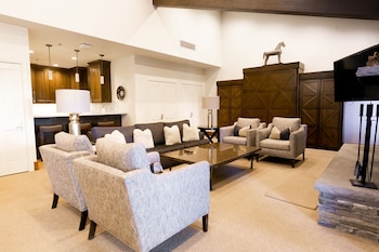 Luxury Townhome, 4 Bedrooms, Hot Tub (Multi-Level)