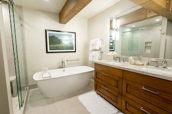 Deluxe Room, 1 King Bed, Hot Tub
