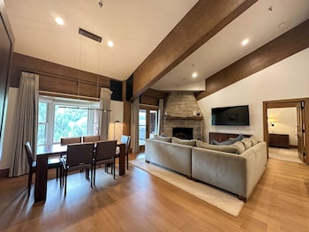 Luxury Suite, 3 Bedrooms, Hot Tub, Mountain View