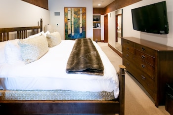 Deluxe Room, 1 King Bed, Fireplace
