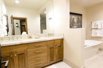 Deluxe Room, 1 King Bed (with Deck)