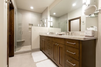 Luxury Room, 1 King Bed, Hot Tub (MAIN LODGE)