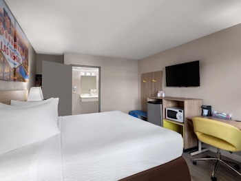 Room, 1 King Bed, Accessible, Non Smoking (Mobility, Roll-In Shower)