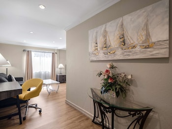 Suite, 1 King Bed, Non Smoking