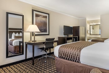 Standard Room, 2 Queen Beds, Non Smoking, Jetted Tub