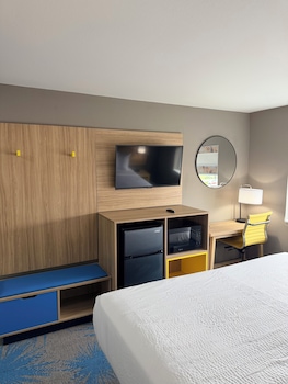 Room, 1 King Bed, Mobility Accessible, Non Smoking (Bathtub w/ Grab Bars)