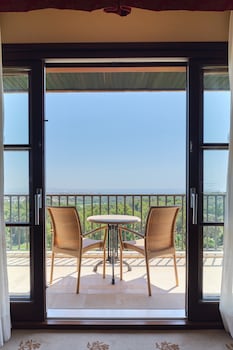 Grand Room, 1 King Bed, Balcony, Bay View (Balcony)