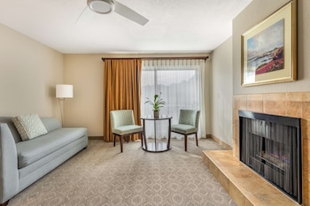 Standard Room, 1 King Bed, Non Smoking, Fireplace (Oversized Room)