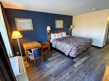 Deluxe Room, 1 King Bed, Non Smoking, Refrigerator & Microwave