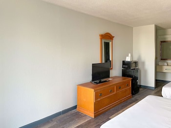 Deluxe Room, 2 Queen Beds, Non Smoking, Refrigerator & Microwave