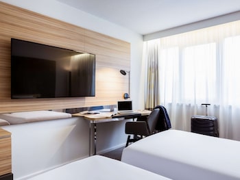 Classic Room, Multiple Beds, Pool View
