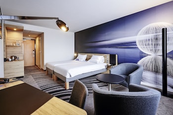 Classic Room, Multiple Beds, Pool View