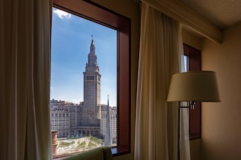 Club Room, 1 King Bed, Lake View (Hearing Accessible)