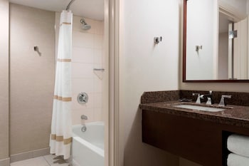 Club Room, 1 King Bed, Lake View