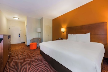 Standard Room, 1 King Bed, Accessible, Bathtub