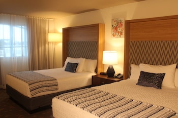 Room, 2 Queen Beds, Non Smoking, Poolside
