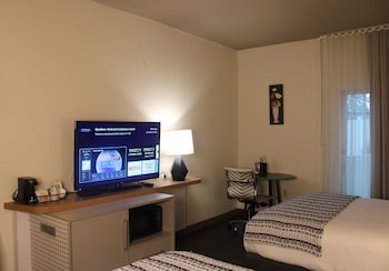 Room, 2 Queen Beds, Non Smoking, Poolside