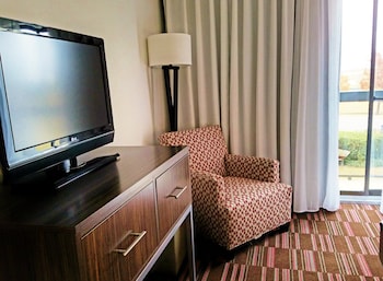 Suite, 1 King Bed, Accessible Bathtub (Communications)