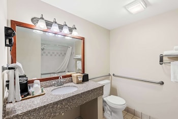 Standard Room, 2 Queen Beds, Accessible, Bathtub