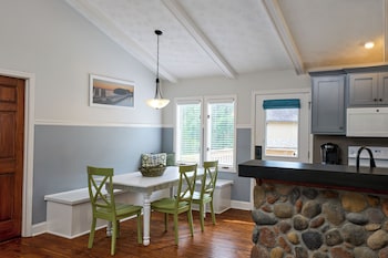 House, 2 Bedrooms (at Lanier Island)