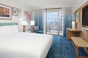 Club Room, 1 Queen Bed, Resort View