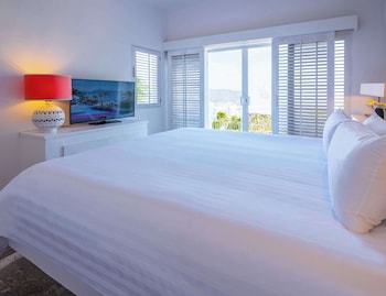 Casita with shared pool king size bed