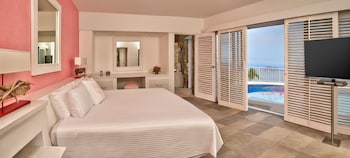 Casita with shared pool king size bed