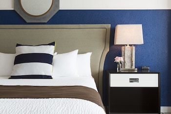 Deluxe Room, 1 King Bed, Lake View
