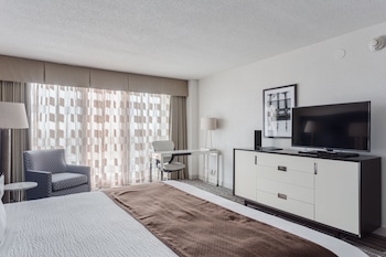 Deluxe Room, 1 King Bed, Lake View