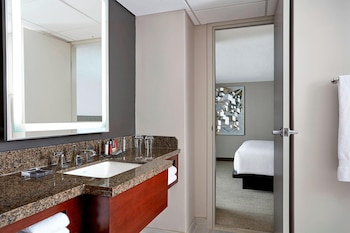 Club Suite, 1 Bedroom (Mobility/Hearing Access, Roll-in Shwr)
