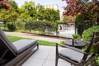 Room, 2 Queen Beds, Pool View (Patio)