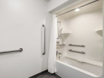 Suite, 1 King Bed, Accessible Bathtub