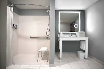 Deluxe Room, 1 King Bed (Mobility/Hearing Accessible, Tub)