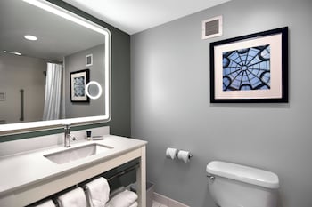 Deluxe Room, 1 King Bed (Mobility/Hearing Accessible, Tub)