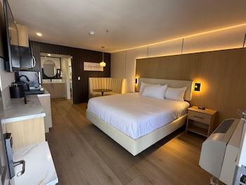 Suite, 1 King Bed, Non Smoking