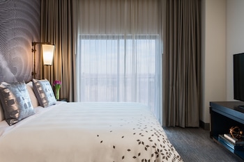 Executive Suite, 1 King Bed with Sofa bed, Corner