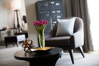 Executive Suite, 1 King Bed with Sofa bed, Corner