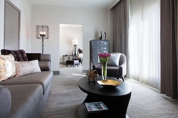 Executive Suite, 1 King Bed with Sofa bed, Corner