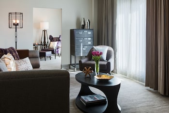 Executive Suite, 1 King Bed with Sofa bed, Corner