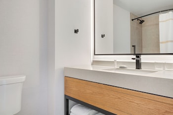 Standard Room, 1 King Bed (Mobility Accessible, Roll-in Shower)
