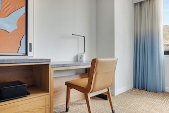 Standard Room, 1 King Bed (Mobility Accessible, Roll-in Shower)