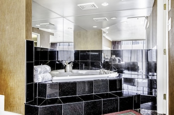 Honeymoon Suite