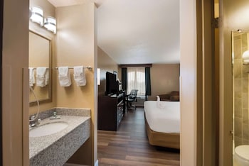 Standard Room, 1 Queen Bed, Accessible, Refrigerator