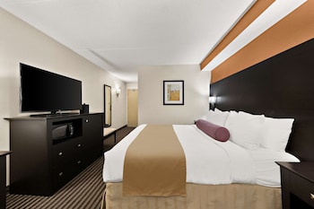 Standard Room, 1 King Bed, Non Smoking, Refrigerator & Microwave (1st Floor)