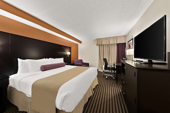 Standard Room, 1 King Bed, Non Smoking, Refrigerator & Microwave (1st Floor)