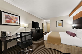 Standard Room, 1 King Bed, Non Smoking, Refrigerator & Microwave (1st Floor)
