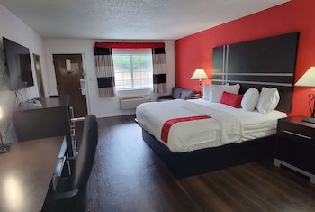 Room, 1 King Bed, Accessible, Jetted Tub (Mobility, Walk-In Shwer, Pet Friendly)