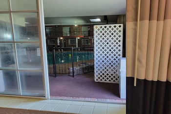 Room, 1 Queen Bed, Non Smoking, Pool Access