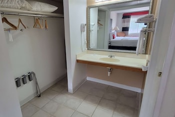 Room, 1 Queen Bed, Accessible, Non Smoking (Pet Friendly, Tub w/ Grab Bars)